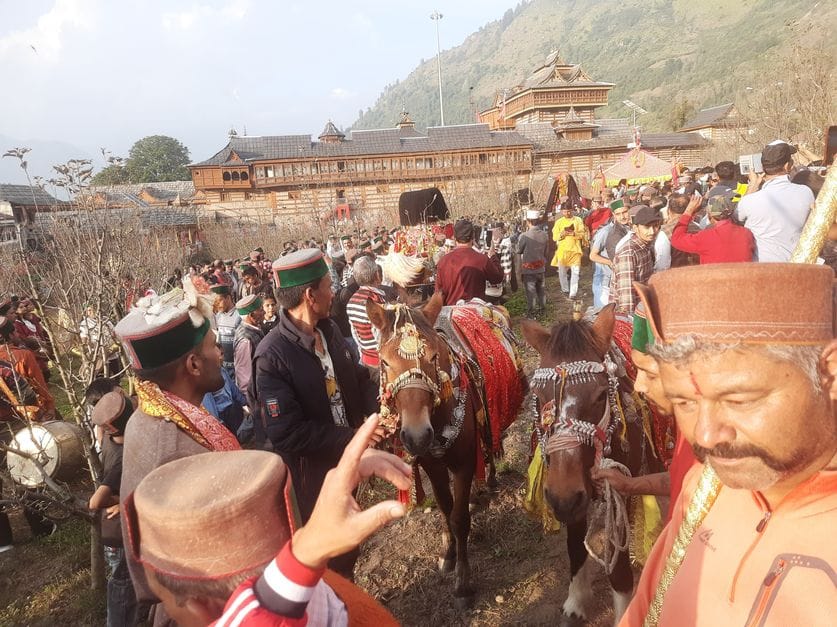 सराहन में भगवान रघुनाथ की रथयात्रा के साथ दशहरा मेला हुआ शुरू। संवाद सराहन में भगवान रघुनाथ की रथयात्रा के साथ दशहरा मेला हुआ शुरू। संवाद