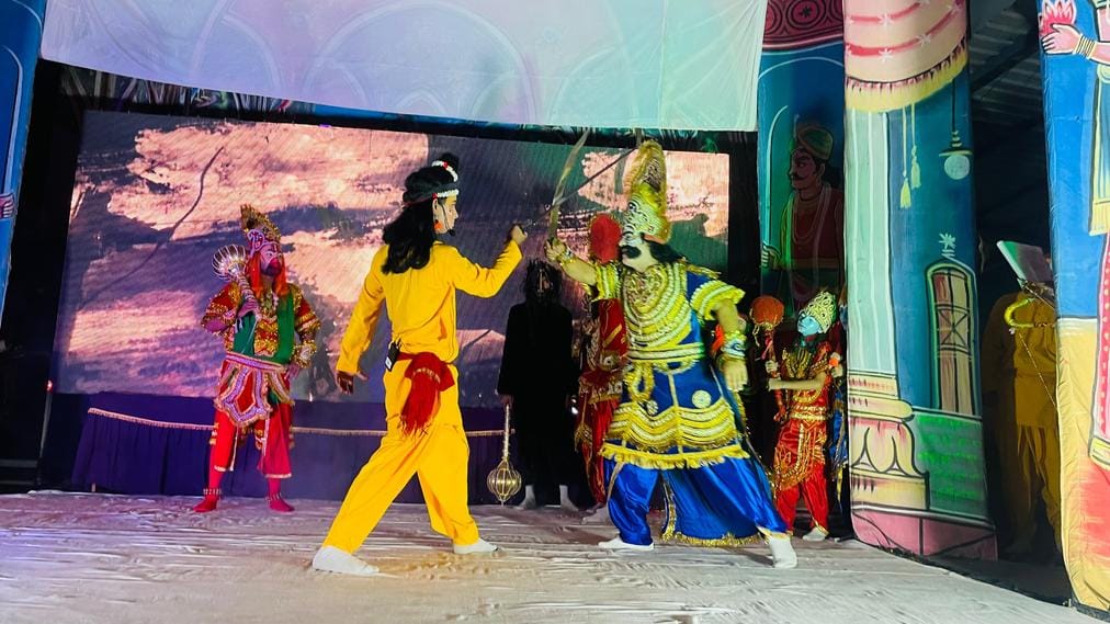 सरस्वती कला मंच की रामलीला में सजा रावण का दरबार। स्रोत मंच सरस्वती कला मंच की रामलीला में सजा रावण का दरबार। स्रोत मंच