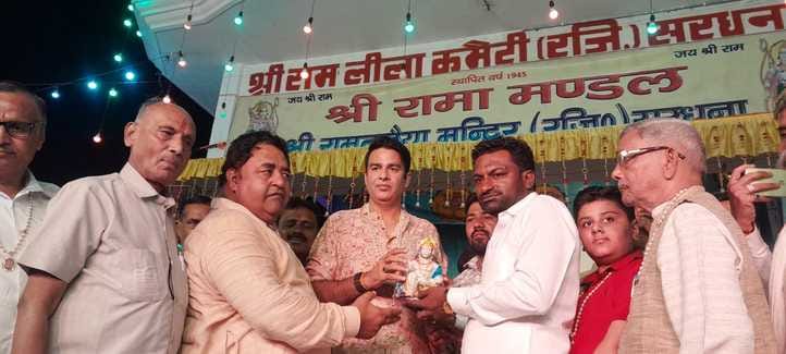 सरधना के रामलीला मैदान में विजयदशमी के अवसर पर रावण और कुंभकरण के पुतले का दहन किया गया और कार् सरधना के रामलीला मैदान में विजयदशमी के अवसर पर रावण और कुंभकरण के पुतले का दहन किया गया और कार्
