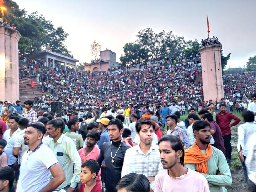 सत्ती सरोवर पर धूं धूं कर जलते रावण के पुतला