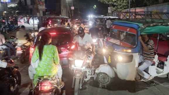 शोभायात्रा निकलने के दौरान शहर में आर्य महिला डिग्री कॉलेज के पास भैंसों के निकलने से लगा जाम। 
