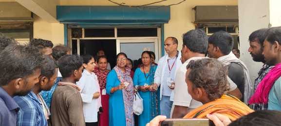 शाहाबाद। अनाज मंडी में मरीजों की जांच कर दवा देते स्वास्थ्य विभाग के कर्मचारी। संवाद