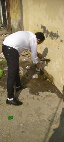 शाहाबाद। अनाज मंडी में मरीजों की जांच कर दवा देते स्वास्थ्य विभाग के कर्मचारी। संवाद
