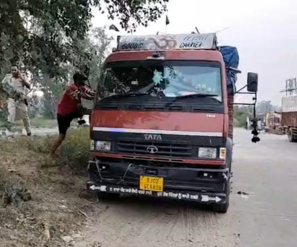 शाहाबाद। मीना बाजार के पास खड़ा ट्रक। संवाद