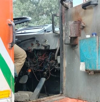 शाहजहांपुर डिपो की बस में खिड़की से गायब हुक। संवाद शाहजहांपुर डिपो की बस में खिड़की से गायब हुक। संवाद