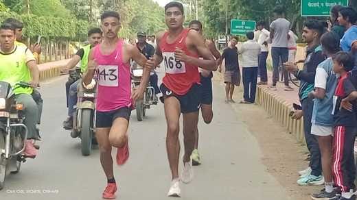 शाहजहांपुर के कैंट में दौड़ के विजेताओं को पुरस्कृत करते अतिथि। स्रोत: आयोजक शाहजहांपुर के कैंट में दौड़ के विजेताओं को पुरस्कृत करते अतिथि। स्रोत: आयोजक