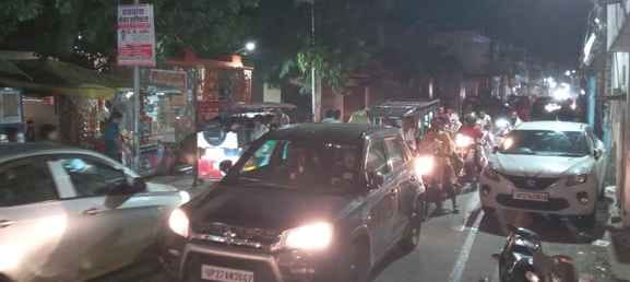 शाहजहांपुर में आंख अस्पताल के सामने लगा जाम। संवाद शाहजहांपुर में आंख अस्पताल के सामने लगा जाम। संवाद