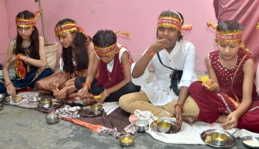 शामली के आठ्ठे वाला मंदिर में दुर्गा नवमी पर प्रसाद चढ़ाने के लिए श्रद्धालुओं की लगी भीड़ । संव शामली के आठ्ठे वाला मंदिर में दुर्गा नवमी पर प्रसाद चढ़ाने के लिए श्रद्धालुओं की लगी भीड़ । संव