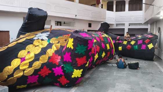 तैयार किए जा रहे रावण, कुभकरण व मेघनाथ के पुतले। संवाद तैयार किए जा रहे रावण, कुभकरण व मेघनाथ के पुतले। संवाद
