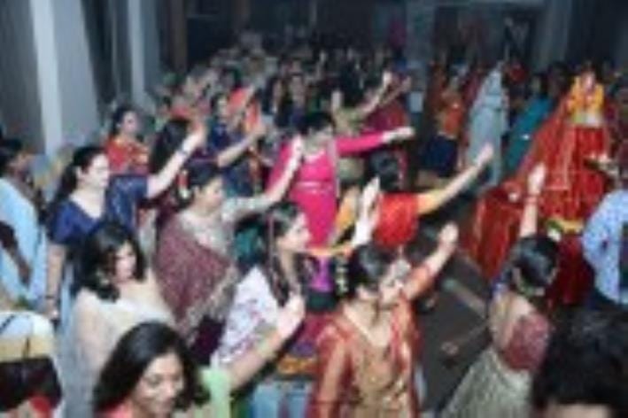 दयाल पैराडाइज में ऊषा फाउंडेशन की ओर से बुधवार को आयोजित कार्यक्रम में डांडिया खेलतीं महिलाएं। दयाल पैराडाइज में ऊषा फाउंडेशन की ओर से बुधवार को आयोजित कार्यक्रम में डांडिया खेलतीं महिलाएं।