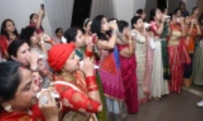 दयाल पैराडाइज में ऊषा फाउंडेशन की ओर से बुधवार को आयोजित कार्यक्रम में डांडिया खेलतीं महिलाएं। दयाल पैराडाइज में ऊषा फाउंडेशन की ओर से बुधवार को आयोजित कार्यक्रम में डांडिया खेलतीं महिलाएं।
