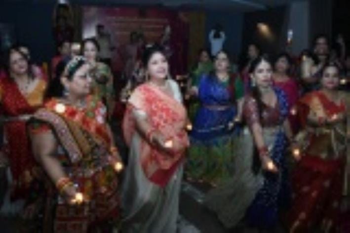 दयाल पैराडाइज में ऊषा फाउंडेशन की ओर से बुधवार को आयोजित कार्यक्रम में डांडिया खेलतीं महिलाएं। दयाल पैराडाइज में ऊषा फाउंडेशन की ओर से बुधवार को आयोजित कार्यक्रम में डांडिया खेलतीं महिलाएं।