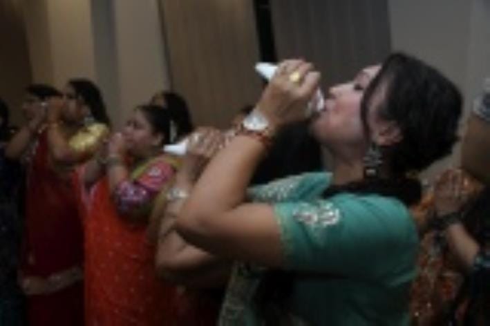 दयाल पैराडाइज में ऊषा फाउंडेशन की ओर से बुधवार को आयोजित कार्यक्रम में डांडिया खेलतीं महिलाएं। दयाल पैराडाइज में ऊषा फाउंडेशन की ओर से बुधवार को आयोजित कार्यक्रम में डांडिया खेलतीं महिलाएं।