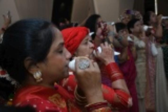 दयाल पैराडाइज में ऊषा फाउंडेशन की ओर से बुधवार को आयोजित कार्यक्रम में डांडिया खेलतीं महिलाएं। दयाल पैराडाइज में ऊषा फाउंडेशन की ओर से बुधवार को आयोजित कार्यक्रम में डांडिया खेलतीं महिलाएं।