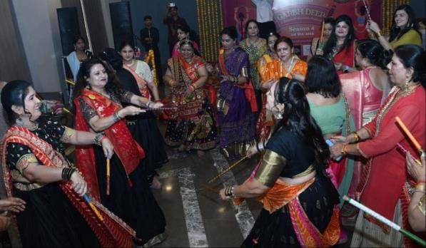 दयाल पैराडाइज में ऊषा फाउंडेशन की ओर से बुधवार को आयोजित कार्यक्रम में डांडिया खेलतीं महिलाएं। दयाल पैराडाइज में ऊषा फाउंडेशन की ओर से बुधवार को आयोजित कार्यक्रम में डांडिया खेलतीं महिलाएं।