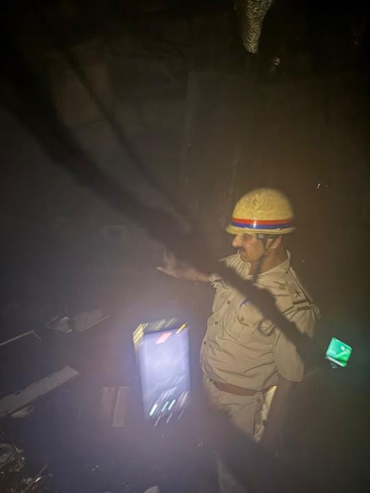 विभूतिखंड स्थित विज्ञापन कंपनी के दफ्तर में लगी आग बुझाते दमकल कर्मी। विभूतिखंड स्थित विज्ञापन कंपनी के दफ्तर में लगी आग बुझाते दमकल कर्मी।