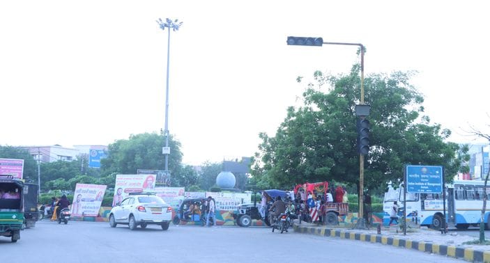 11  रोहतक में वीरवार को अशोक चौक के पास लगा जाम। संवाद
