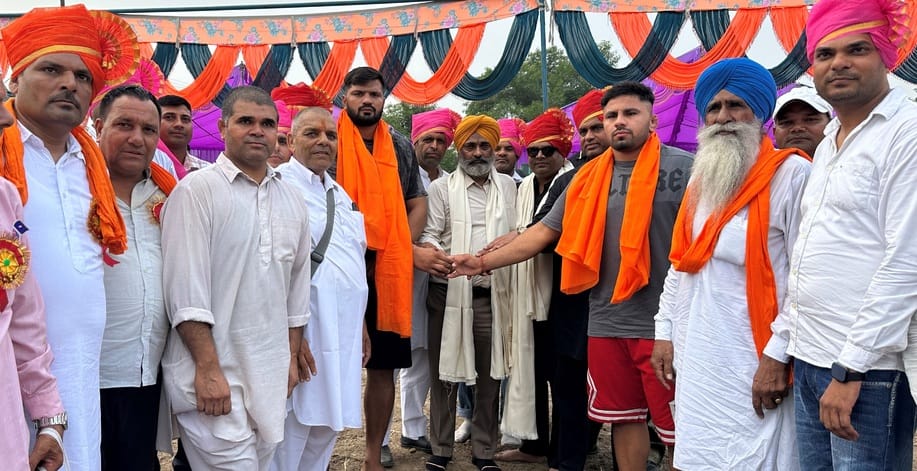 बाबैन। दंगल का शुभारंभ करने के दौरान साहब सिंह खरींडवा,संदीप सरोहा, रामसरन माजरा व अन्य। विज्ञप