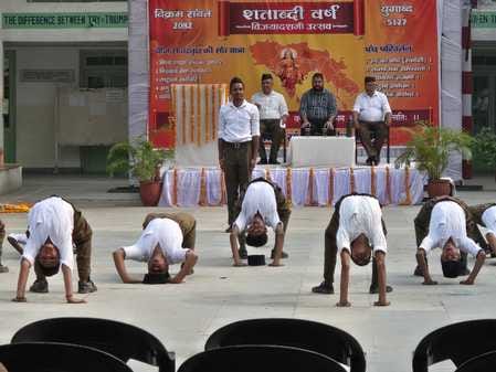 एसडी कॉलेज में स्वयंसेवकों के साथ प्रार्थना करते कैबिनेट मंत्री अनिल विज। संवाद