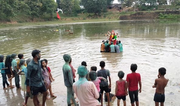 फोटो- 22 कमिश्नरी में गांधी व लालबहादुर के चित्र पर माल्यार्पण करते आयुक्त।