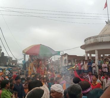 फोटो- 22 कमिश्नरी में गांधी व लालबहादुर के चित्र पर माल्यार्पण करते आयुक्त।