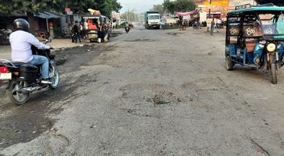 फोटो 28 सीकेटीपी-1- परिचय- राजापुर बरुआ मार्ग की मुख्य सड़क की हालत जलभराव व गडढे। संवाद