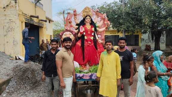 फोटो - 32 अतर्रा में देवी पूजन कर विसर्जन की तैयारी करते भक्त। संवाद फोटो - 32 अतर्रा में देवी पूजन कर विसर्जन की तैयारी करते भक्त। संवाद
