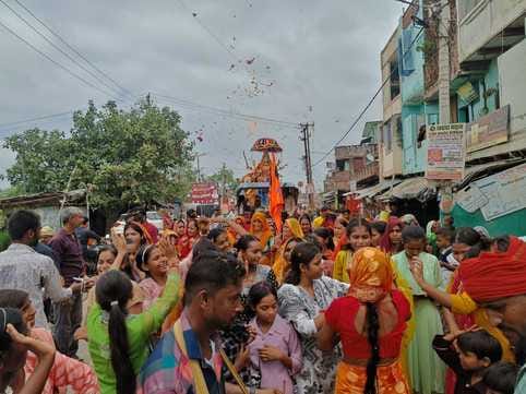 फोटो - 32 अतर्रा में देवी पूजन कर विसर्जन की तैयारी करते भक्त। संवाद फोटो - 32 अतर्रा में देवी पूजन कर विसर्जन की तैयारी करते भक्त। संवाद