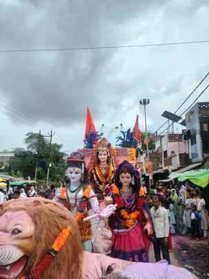 फोटो - 32 अतर्रा में देवी पूजन कर विसर्जन की तैयारी करते भक्त। संवाद फोटो - 32 अतर्रा में देवी पूजन कर विसर्जन की तैयारी करते भक्त। संवाद