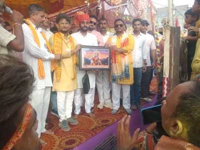 फोटो - 32 अतर्रा में देवी पूजन कर विसर्जन की तैयारी करते भक्त। संवाद फोटो - 32 अतर्रा में देवी पूजन कर विसर्जन की तैयारी करते भक्त। संवाद