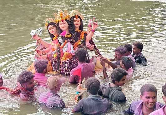फोटो - 32 अतर्रा में देवी पूजन कर विसर्जन की तैयारी करते भक्त। संवाद फोटो - 32 अतर्रा में देवी पूजन कर विसर्जन की तैयारी करते भक्त। संवाद