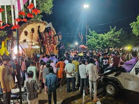 फोटो - 32 अतर्रा में देवी पूजन कर विसर्जन की तैयारी करते भक्त। संवाद फोटो - 32 अतर्रा में देवी पूजन कर विसर्जन की तैयारी करते भक्त। संवाद
