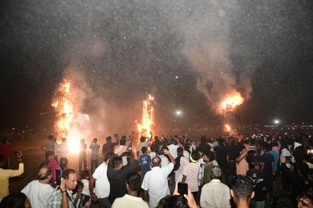 फोटो 38- सोनीपत की कच्चे क्वार्टर मार्केट के पास शोभायात्रा के दौरान फोन पर सेल्फी खींचता श्रीर फोटो 38- सोनीपत की कच्चे क्वार्टर मार्केट के पास शोभायात्रा के दौरान फोन पर सेल्फी खींचता श्रीर