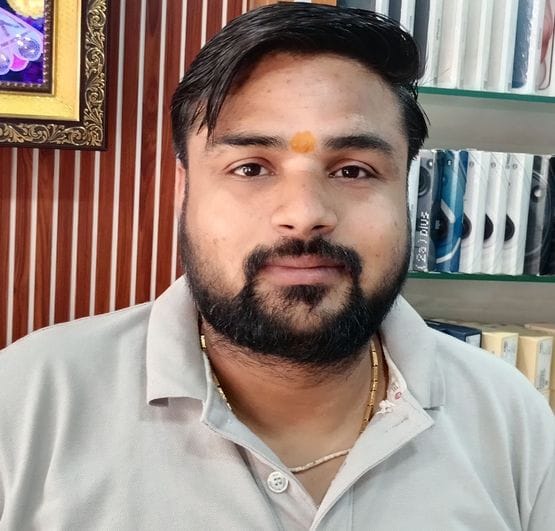 फोटो संख्या:60- शॉपिंग कॉम्प्लेक्स में शोरूम से मोबाइल खरीदते ग्राहक--संवाद फोटो संख्या:60- शॉपिंग कॉम्प्लेक्स में शोरूम से मोबाइल खरीदते ग्राहक--संवाद