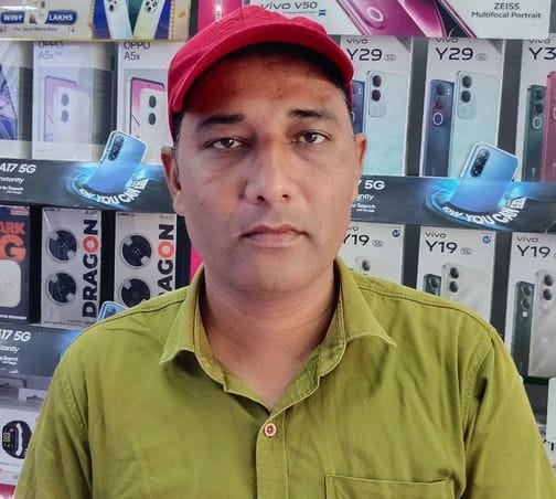 फोटो संख्या:60- शॉपिंग कॉम्प्लेक्स में शोरूम से मोबाइल खरीदते ग्राहक--संवाद फोटो संख्या:60- शॉपिंग कॉम्प्लेक्स में शोरूम से मोबाइल खरीदते ग्राहक--संवाद