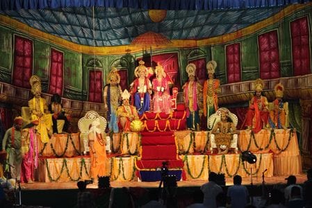 फोटो संख्या:76- श्रीहनुमान रालीलाला कमेटी के रंगमंच पर राजतिलक के बाद राम दरबार का दृश्य-- स्रो