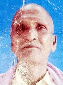 गोमती नदी के महोलिया घाट पर पूरनलाल का शव मिलने के बाद गजमदा परिवार की महिलाएं। संवाद