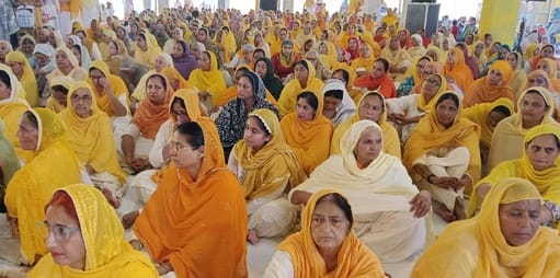 गुरुद्वारा इसराना साहिब में सालाना समागम में मंच पर बैठक संत बाबा राजेंद्र सिंह खालसा और अन्य। 
