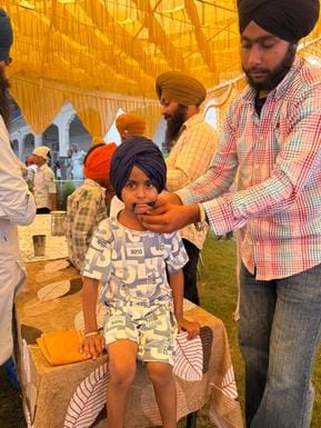 गुरुद्वारा लखनौर साहिब में समागम में कीर्तन करते हुए ढाडी जत्था। संवाद गुरुद्वारा लखनौर साहिब में समागम में कीर्तन करते हुए ढाडी जत्था। संवाद