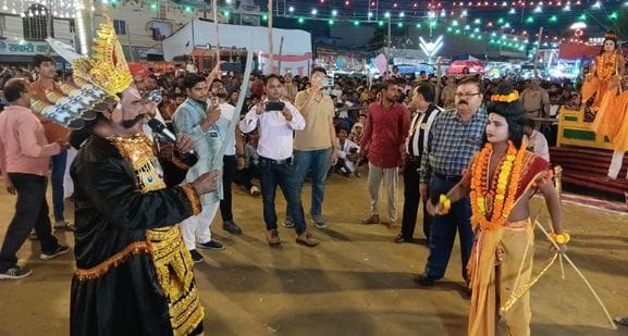 गांधी ग्राउंड में रावण के पुतले का दहन किया गया। । स्रोत कमेटी गांधी ग्राउंड में रावण के पुतले का दहन किया गया। । स्रोत कमेटी