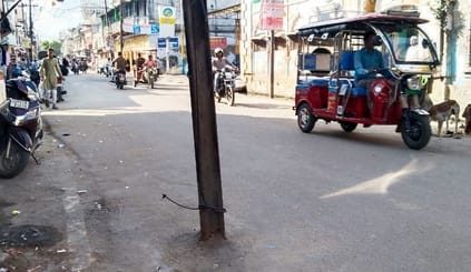 ईदगाह रोड पर सड़क के बीच में लगे बिजली के खंभे। संवाद ईदगाह रोड पर सड़क के बीच में लगे बिजली के खंभे। संवाद