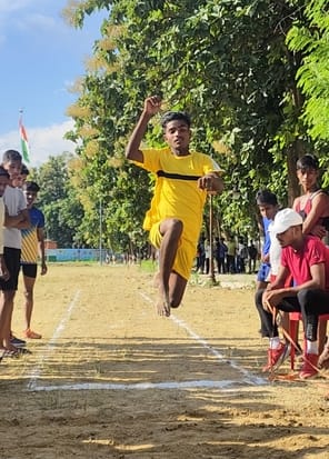 जीआईसी मैदान में आयोजित दो दिवसीय तहसील स्तरीय  एथलेटिक्स प्रतियोगिता के दो सौ मीटर दौड़ में हि