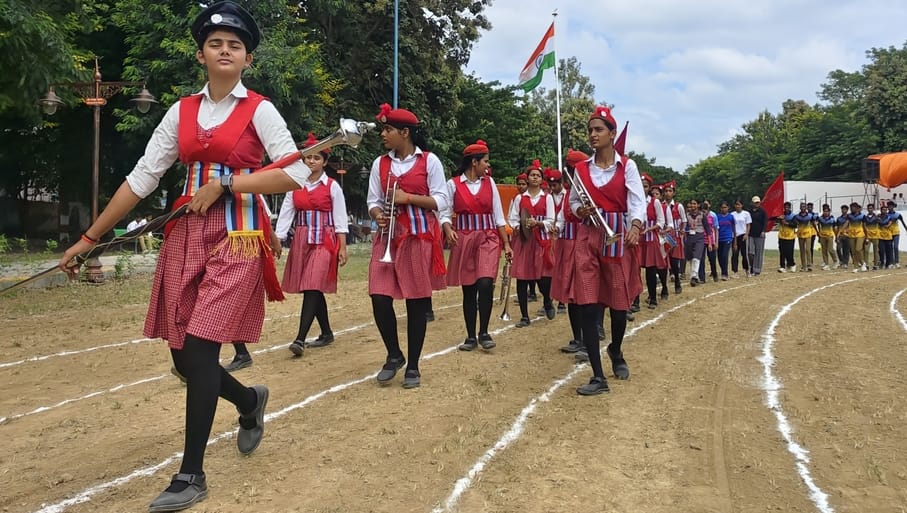 जीआईसी मैदान में आयोजित दो दिवसीय तहसील स्तरीय  एथलेटिक्स प्रतियोगिता के दो सौ मीटर दौड़ में हि