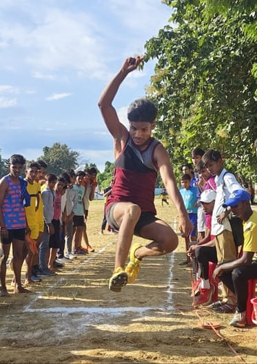 जीआईसी मैदान में आयोजित दो दिवसीय तहसील स्तरीय  एथलेटिक्स प्रतियोगिता के दो सौ मीटर दौड़ में हि