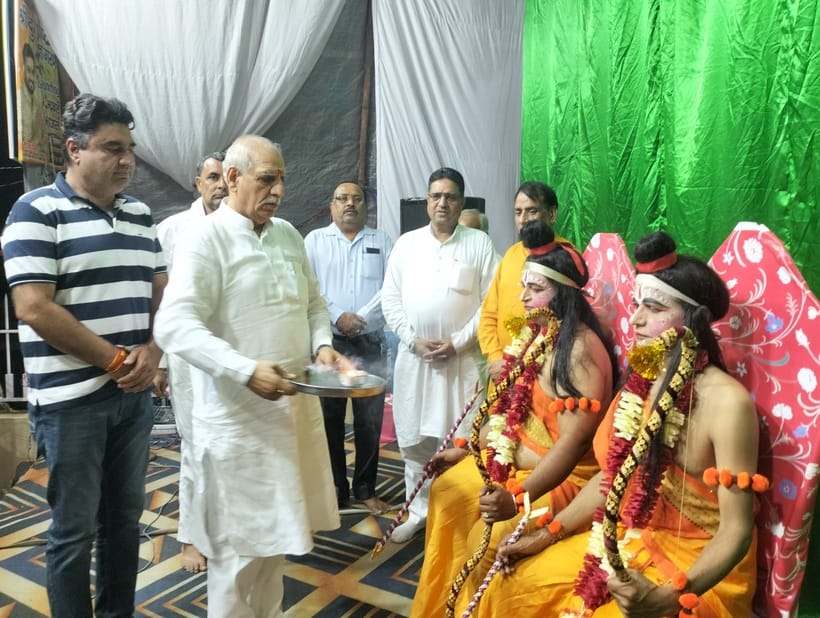 कुरुक्षेत्र। आरती करते विधायक अशोक अरोड़ा व अन्य। स्वयं कुरुक्षेत्र। आरती करते विधायक अशोक अरोड़ा व अन्य। स्वयं