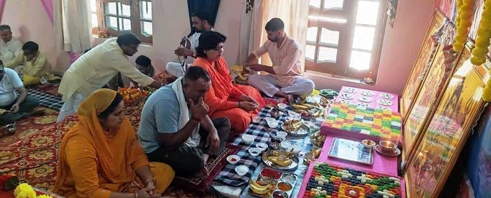 कुरुक्षेत्र। श्री मारकंडेश्वर महादेव मंदिर में मंडप पूजन करते हुए श्रद्धालु व संत। विज्ञप्ति