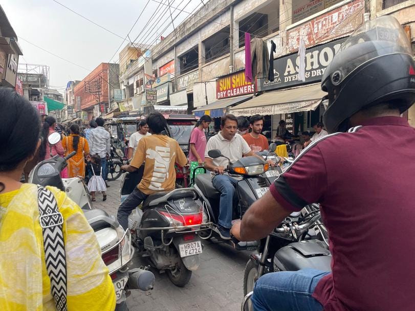 कुरुक्षेत्र। दशहरा पर्व बाजार में बनी भीड़ की स्थिति। संवाद