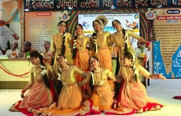 कार्यक्रम के दौरान आरती करते अतिथि। स्रोत : कॉलेज कार्यक्रम के दौरान आरती करते अतिथि। स्रोत : कॉलेज