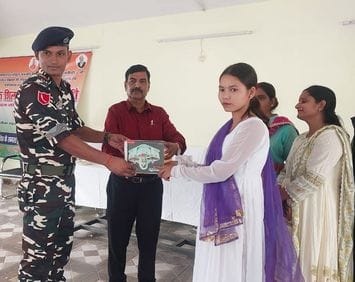 कार्यक्रम प्रस्तुत करतीं थारू जानजाति की युवतियां। स्रोत : विभाग कार्यक्रम प्रस्तुत करतीं थारू जानजाति की युवतियां। स्रोत : विभाग