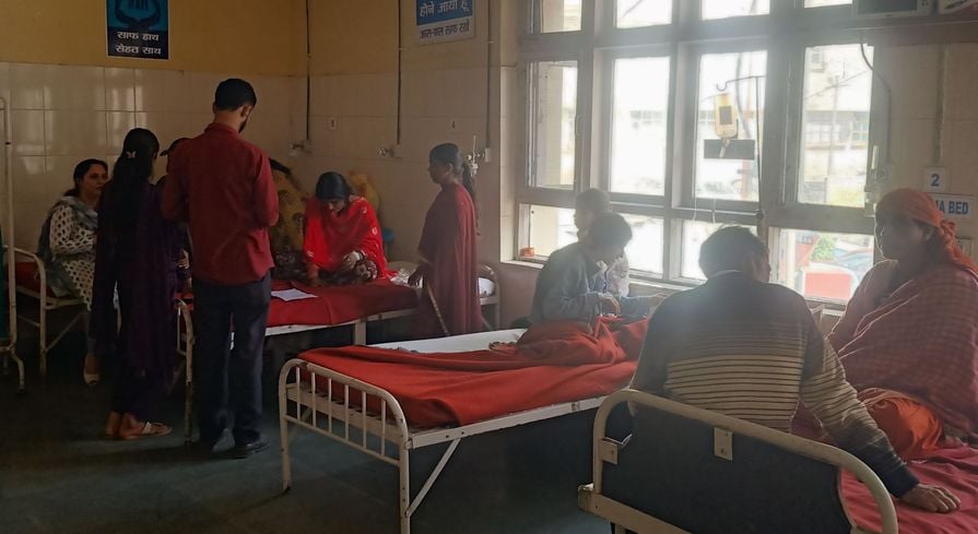 क्षेत्रीय अस्पताल सोलन में एंबुलेंस न मिलने से मरीज को निजी वाहन से लाते तीमारदार। संवाद क्षेत्रीय अस्पताल सोलन में एंबुलेंस न मिलने से मरीज को निजी वाहन से लाते तीमारदार। संवाद